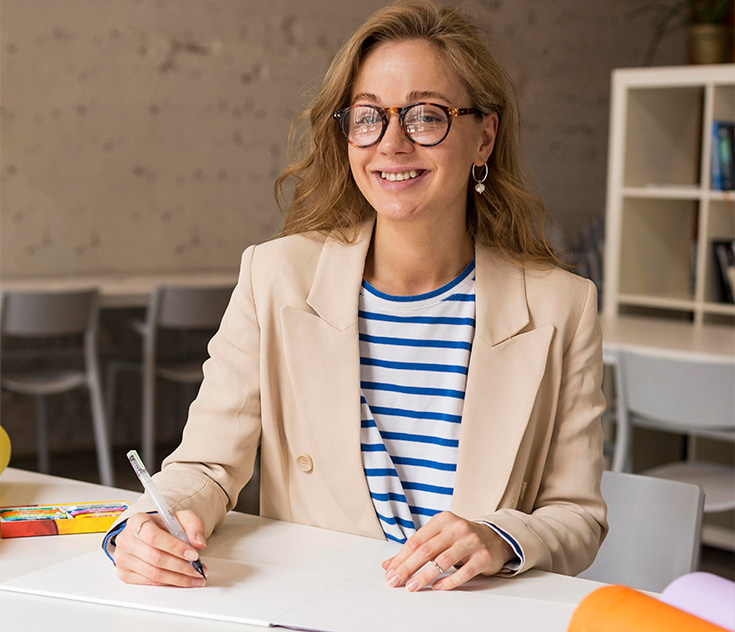 Escritório e equipe discutindo